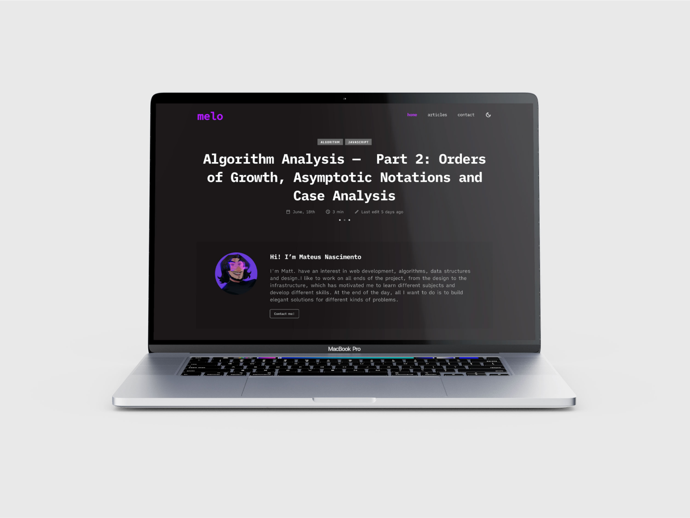 A página inicial do site Melo.dev, aberta em um MacBook Pro, que está de frente para a tela, em um fundo branco acinzentado.